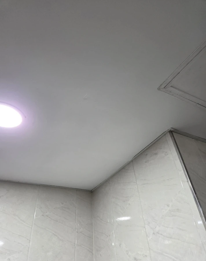 깨끗하게 도장 마감된 욕실 천장