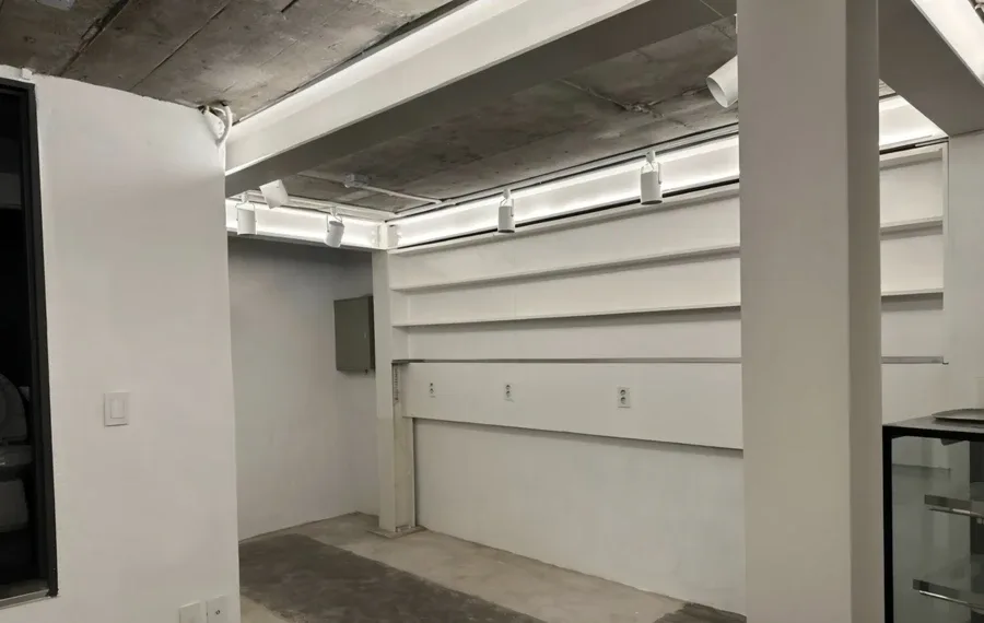 베란다 누수 보수 후 깔끔하게 정리된 벽면 모습