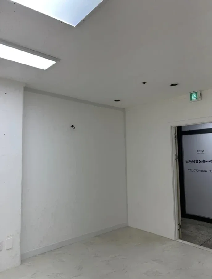 석고벽 마감 후 매끄럽게 정리된 모서리 모습